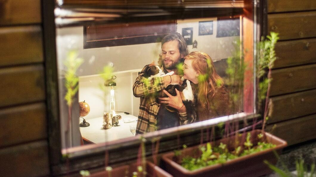 Stel met een kat op een woonboot