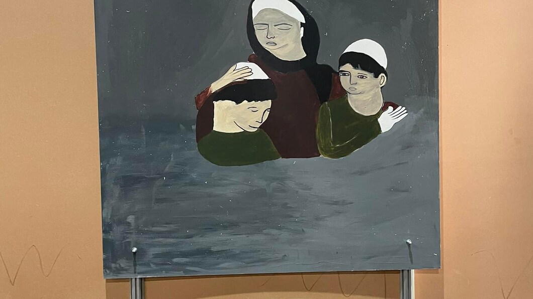 Detail van een tussenwand in de noodopvang in Leeuwarden