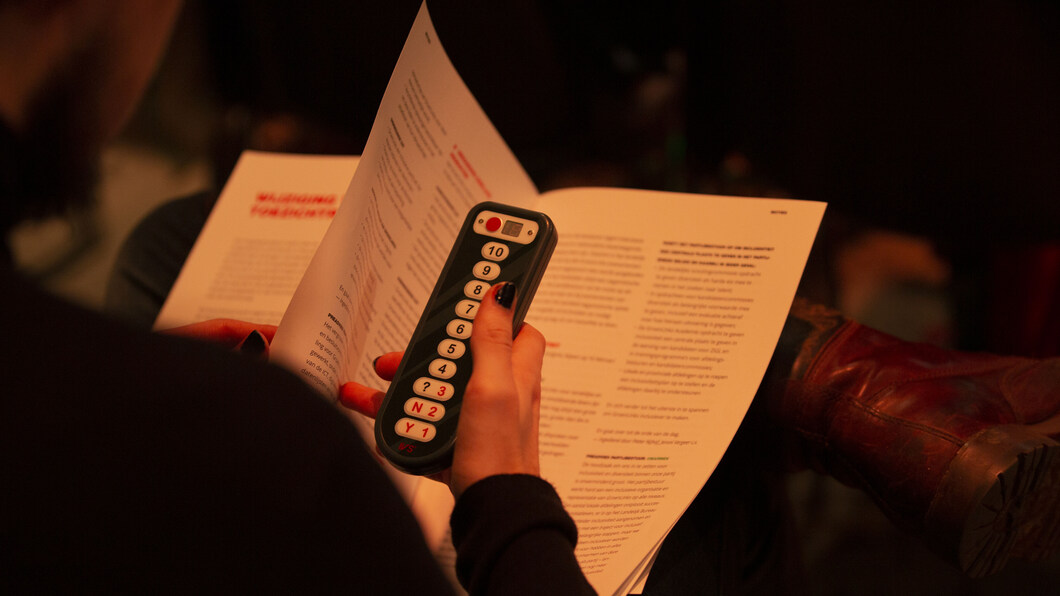 Beeld van een stemming bij een congres