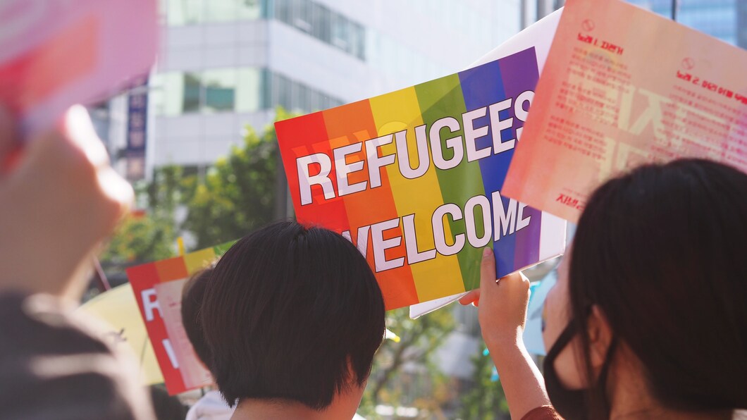 Protestbord met de tekst 'refugees welcome'