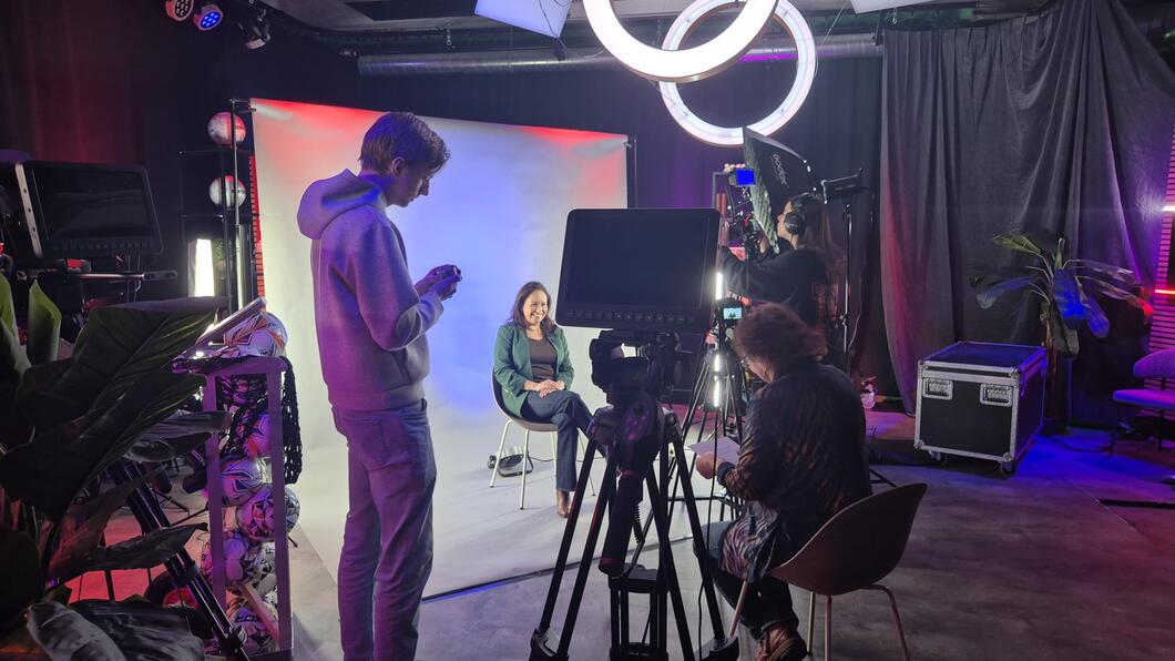 Lijsttrekker Noura Manders bij TwenteFM in de studio