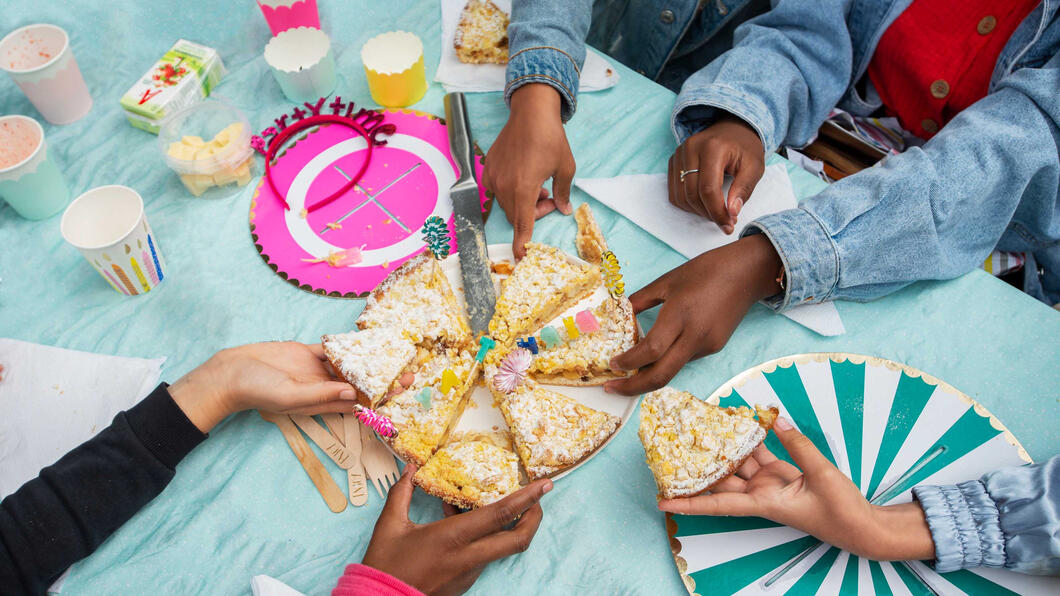 Kinderen die samen een vlaai delen