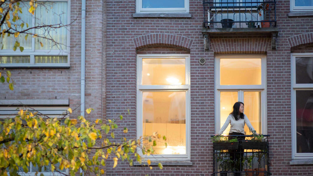 Gevel met een vrouw op een balkon