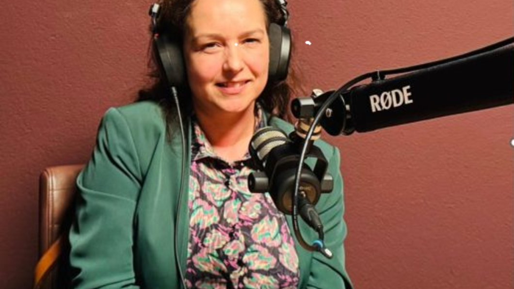 Noura Manders in de studio van podcast "Hallo Losser"