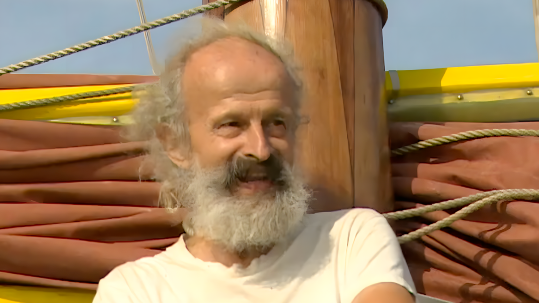 Axel Hagg voor de mast van zijn boot.