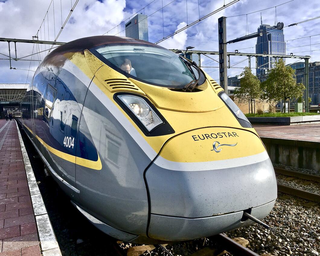 De eurostar naar Londen staat op het perron