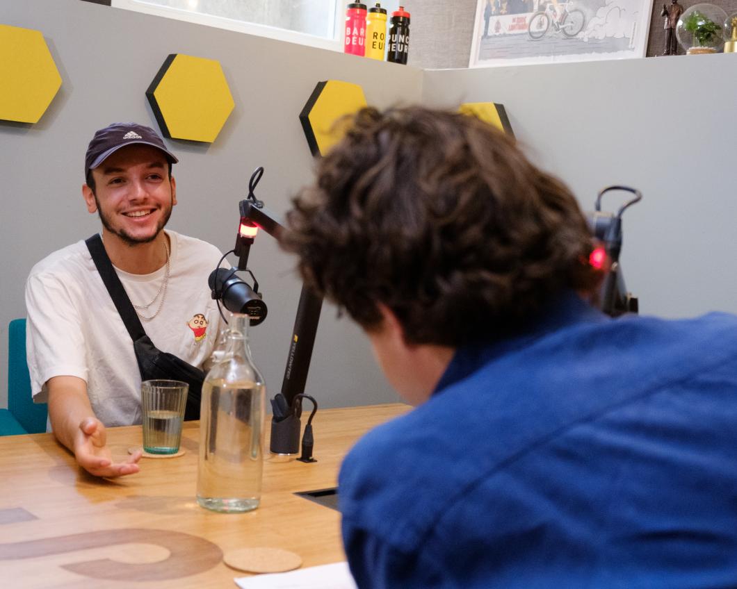 Jesse Klaver in de studio van zijn podcast tegenover Sahil Amar Aïssa