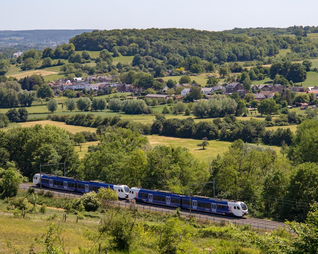 Een trein rijdt door het heuvelachtige landschap van Zuid-Limburg