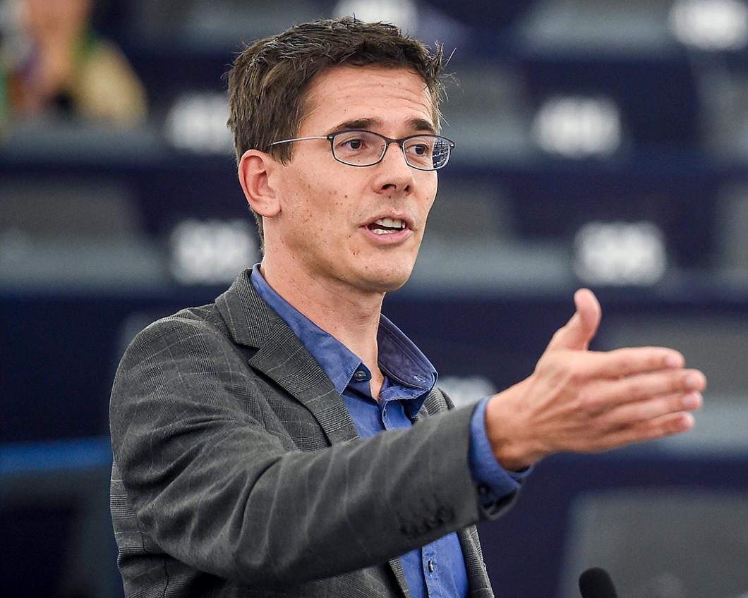Bas Eickhout spreekt het Europees Parlement toe