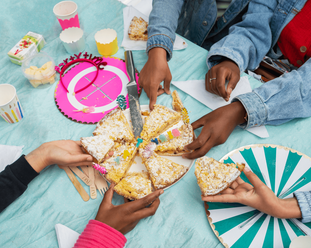 Taart delen in het park