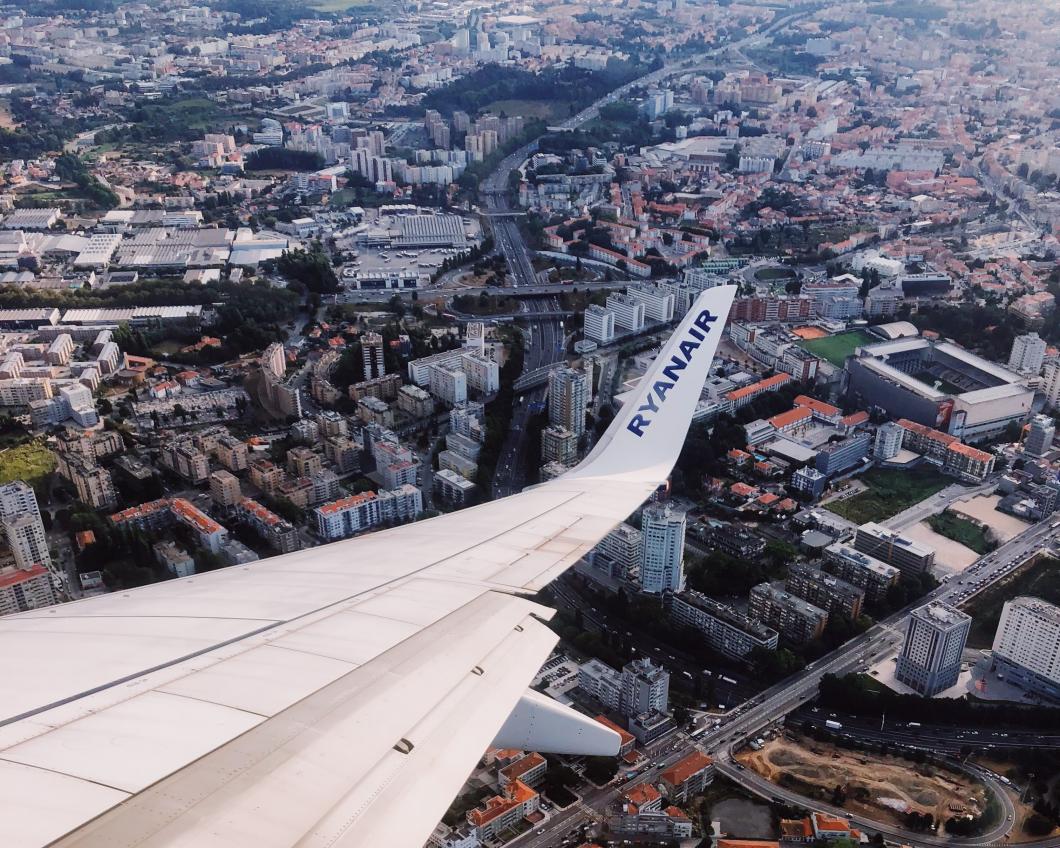 Beeld van een vliegtuig van Ryanair boven een stad
