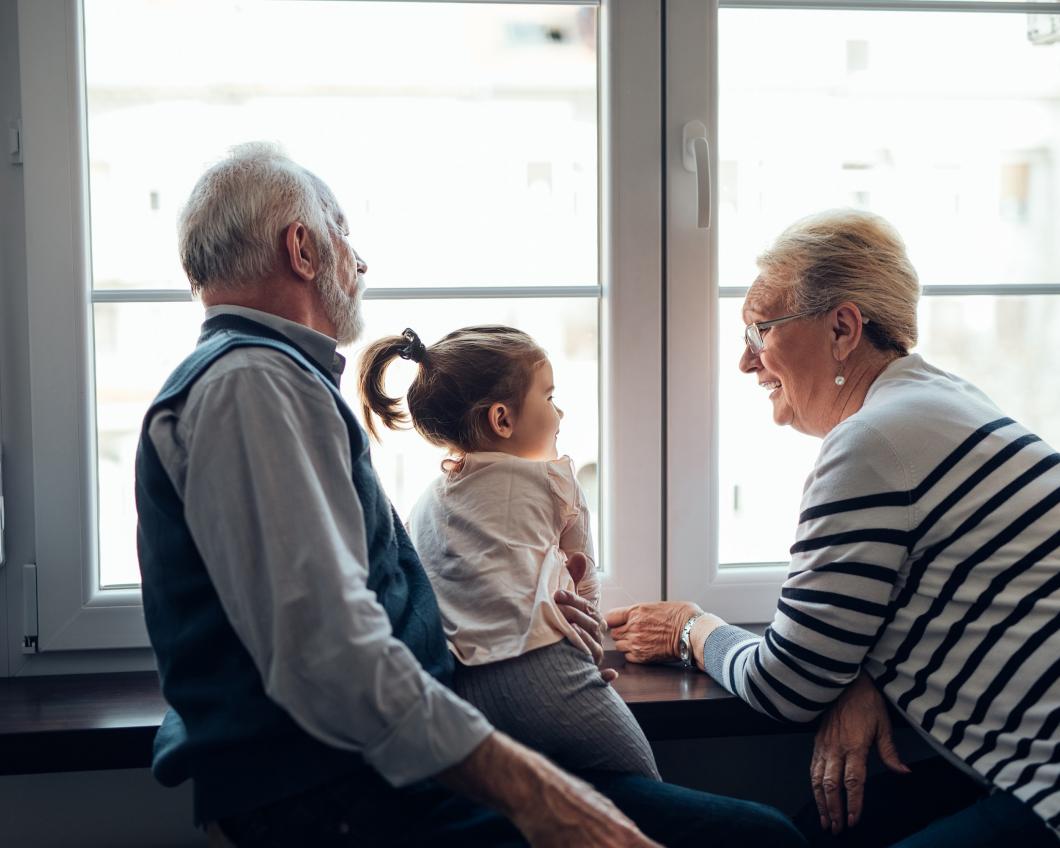 Afbeelding van een familie thuis voor het raam