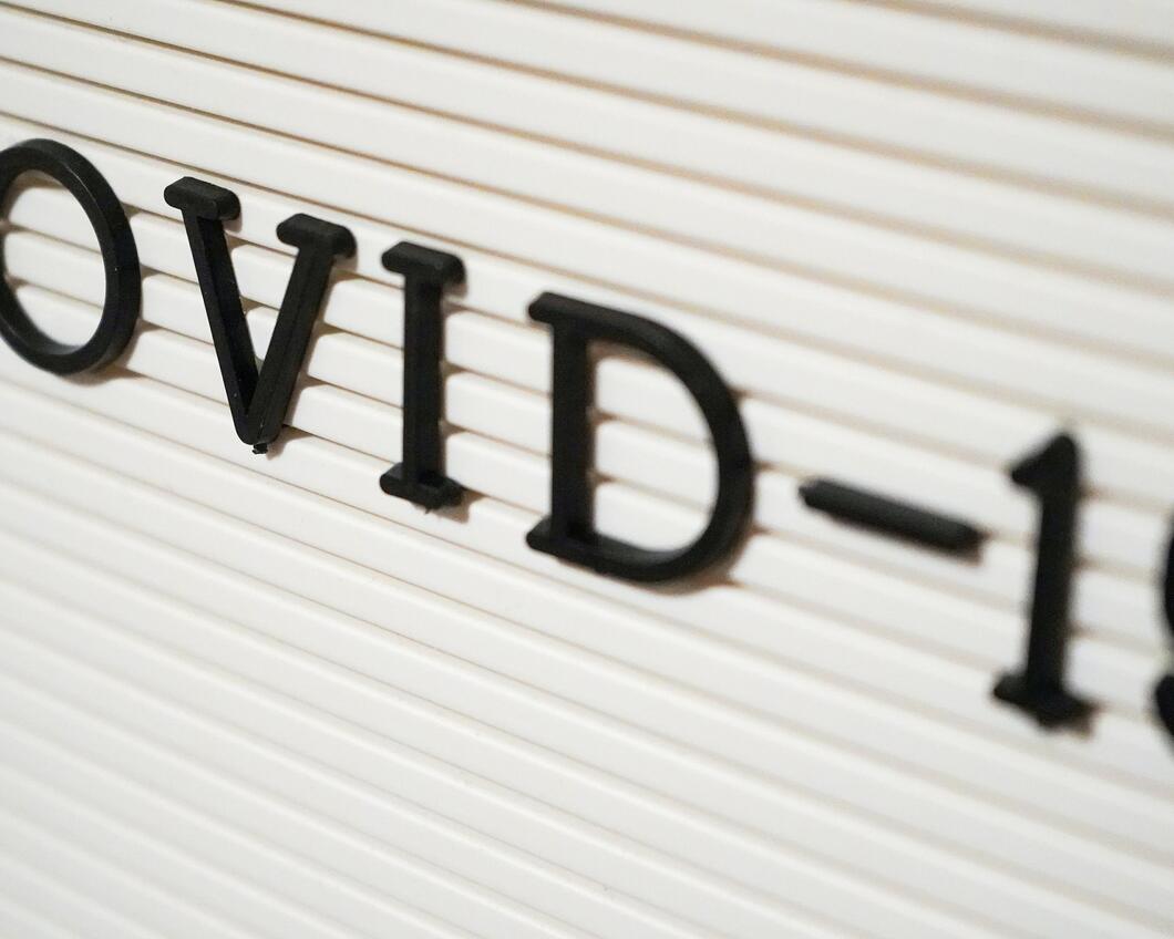 Afbeelding met de woorden covid-19 erop