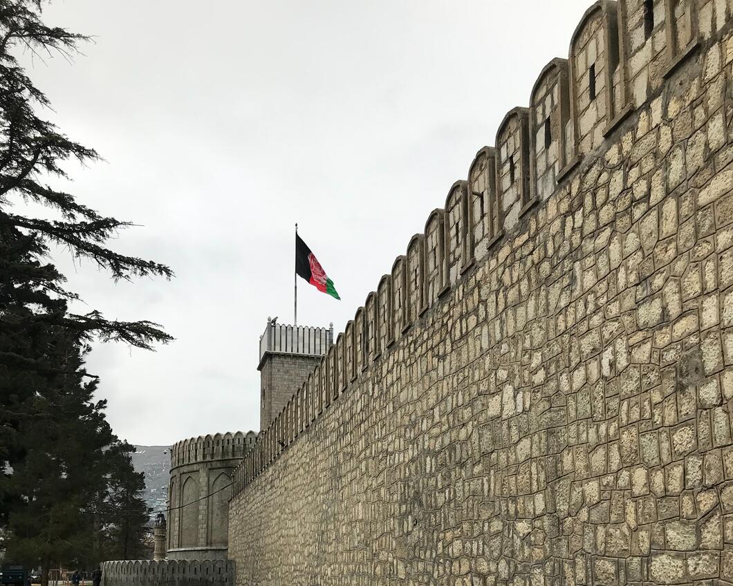 Beeld van oud gebouw met Afghaanse vlag