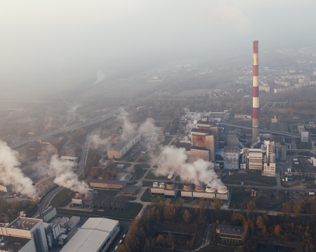 Kerncentrale van bovenaf met rook en uitlaatgassen