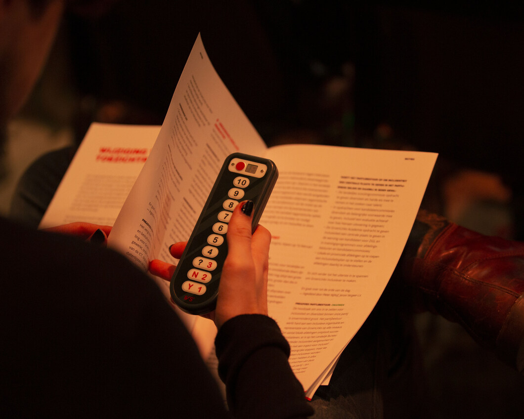 Beeld van een stemming bij een congres