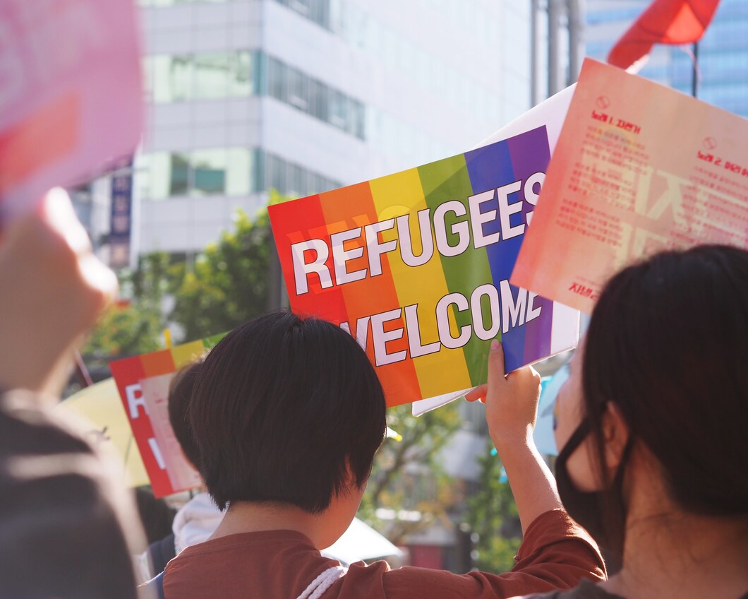 Protestbord met de tekst 'refugees welcome'