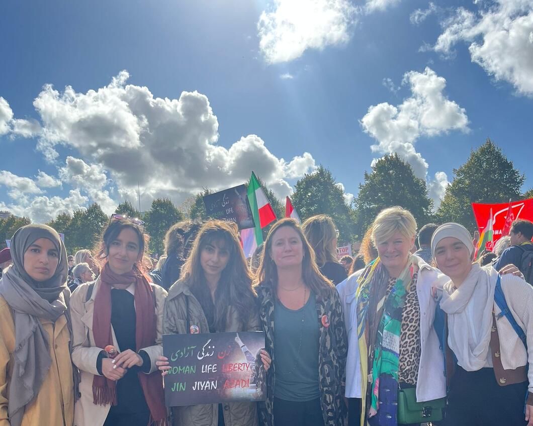 Kamerleden en raadsleden bij Iran demo