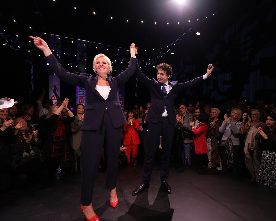 Jesse Klaver en Attje Kuiken op een podium