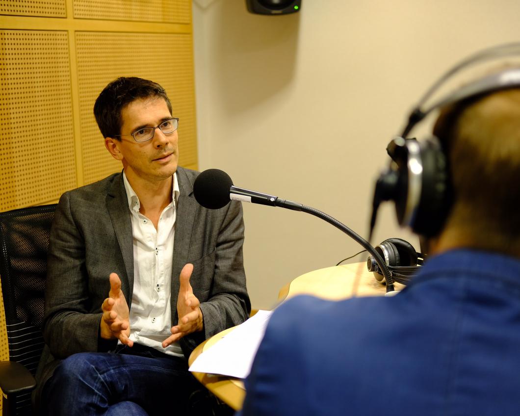 Bas Eickhout neemt een podcast op