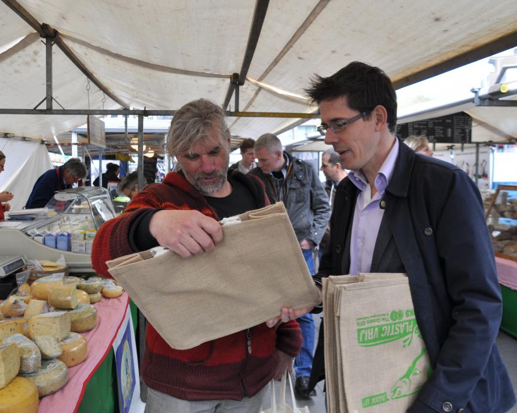 Eickhout deelt duurzame boodschappentassen uit.