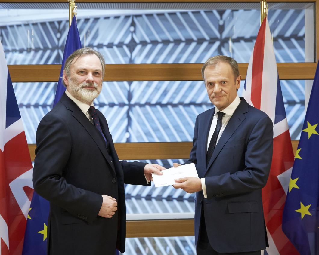 Tim Barrow, vertegenwoordiger van het VK bij de EU, overhandigt de brief aan Donald Tusk, voorzitter van de Raad.