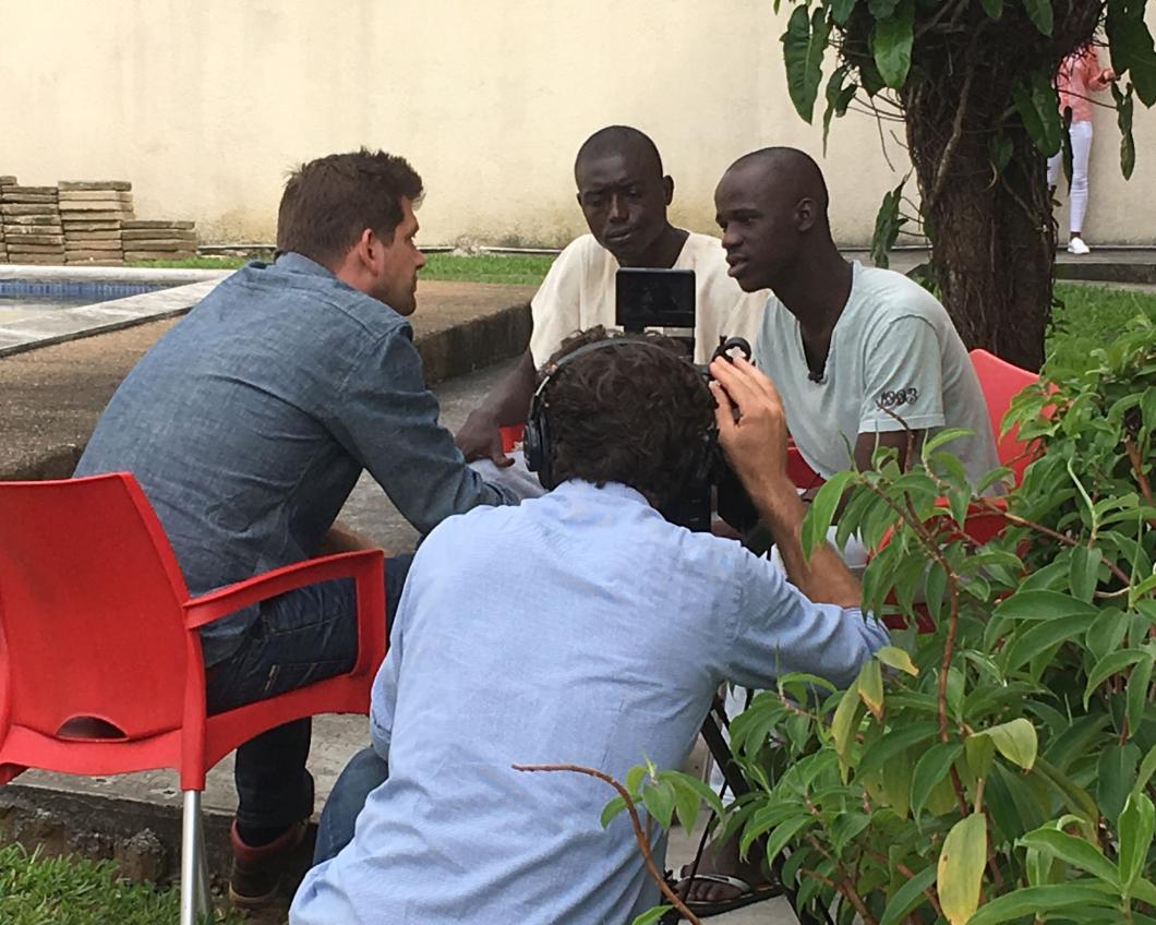 NOS-correspondent Bram Vermeulen interviewt migranten die terugkomen uit Libië