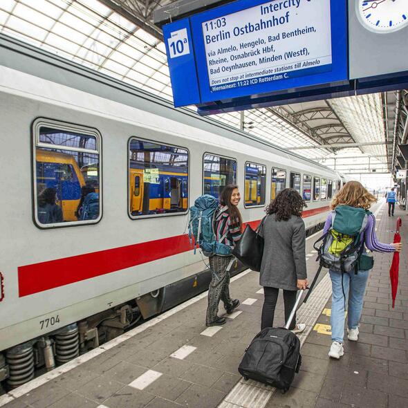 Jonge mensen die met de trein op reis gaan