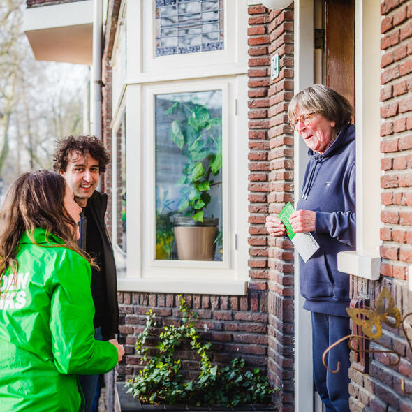 jesse en vrijwilliger lopen huis aan huis