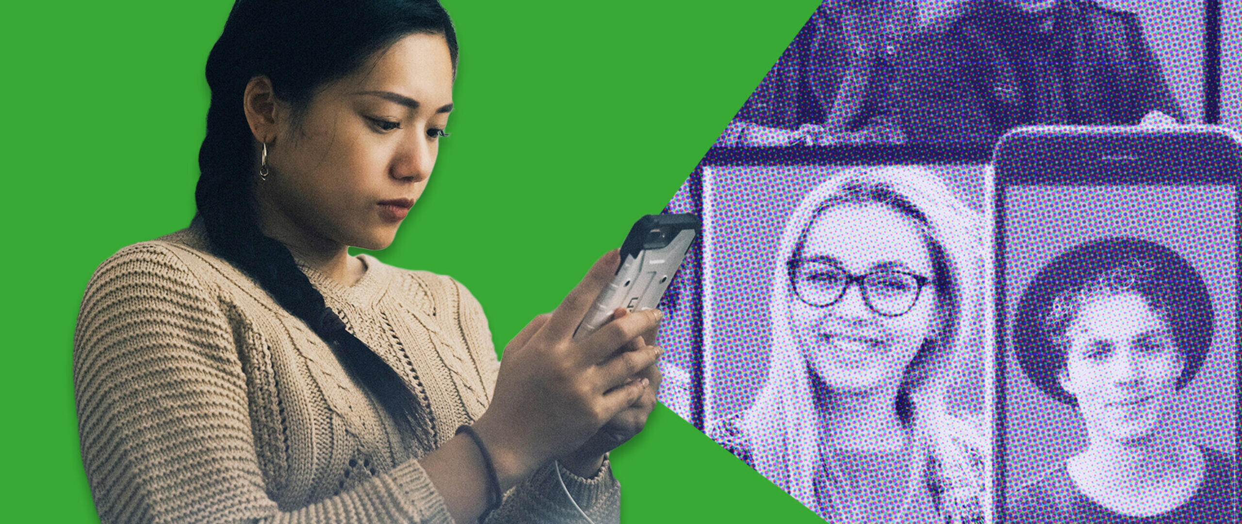 Een meisje houdt een telefoon in haar handen vast terwijl ze typet. 