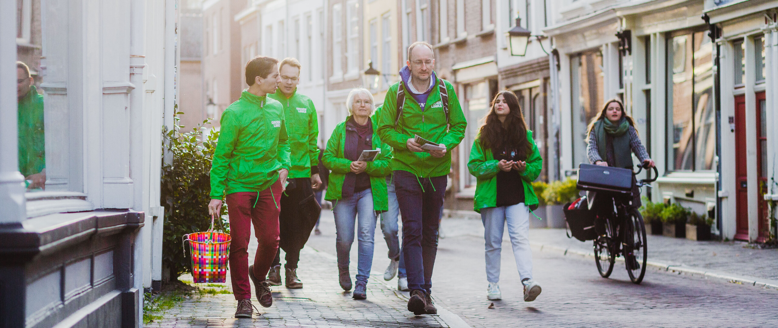 vrijwilligers groen links flyeren in een woonbuurt