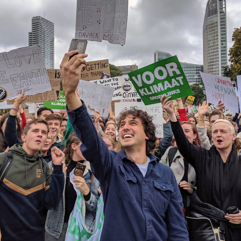 Jesse voor groep demonstranten