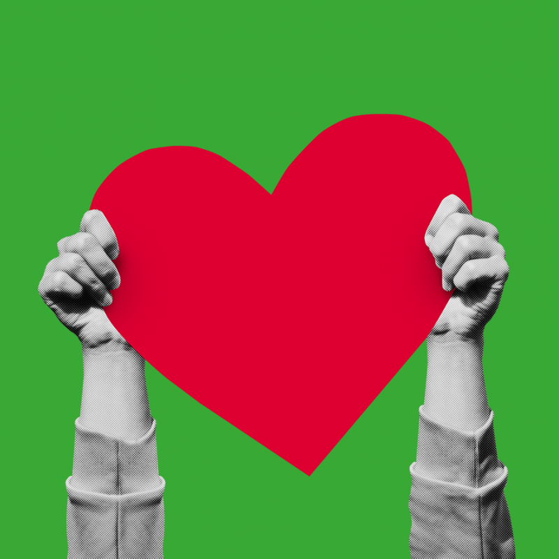 twee handen die een groot hart omhoog houden
