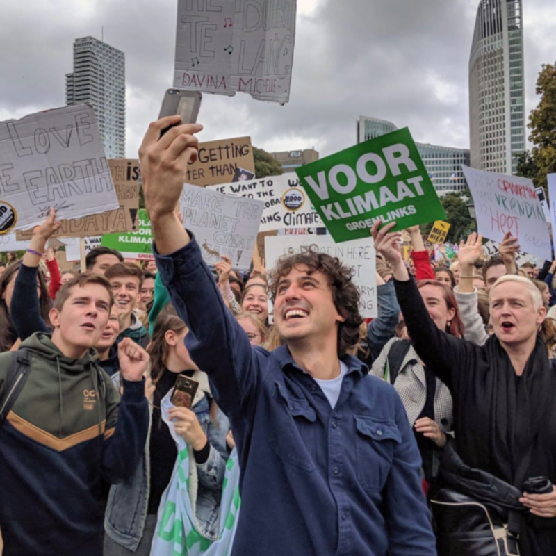 Jesse maakt een selfie met scholieren die staken voor het klimaat