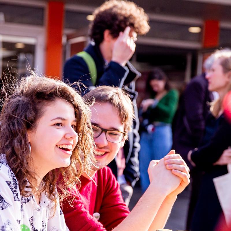 Afbeelding van 2 mensen op het GroenLinks congres in 2019