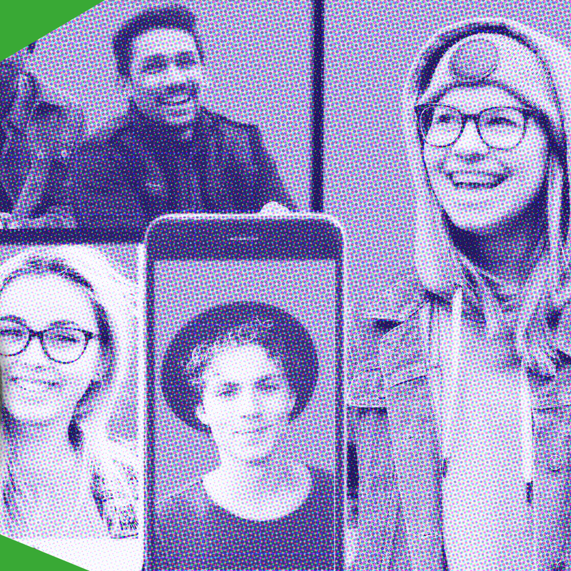 Vrouw met telefoon in de hand en telefoons met allerlei mensen op de achtergrond.