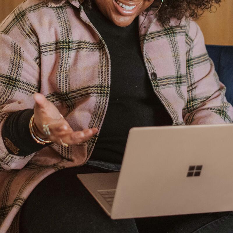 werken achter laptop