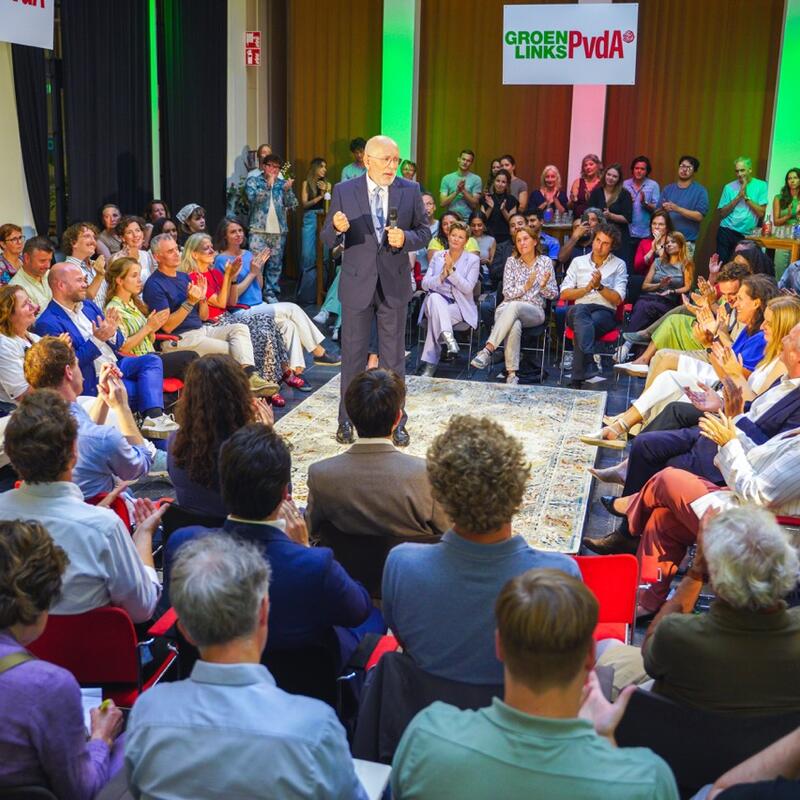 Frans Timmermans op een evenement tussen publiek