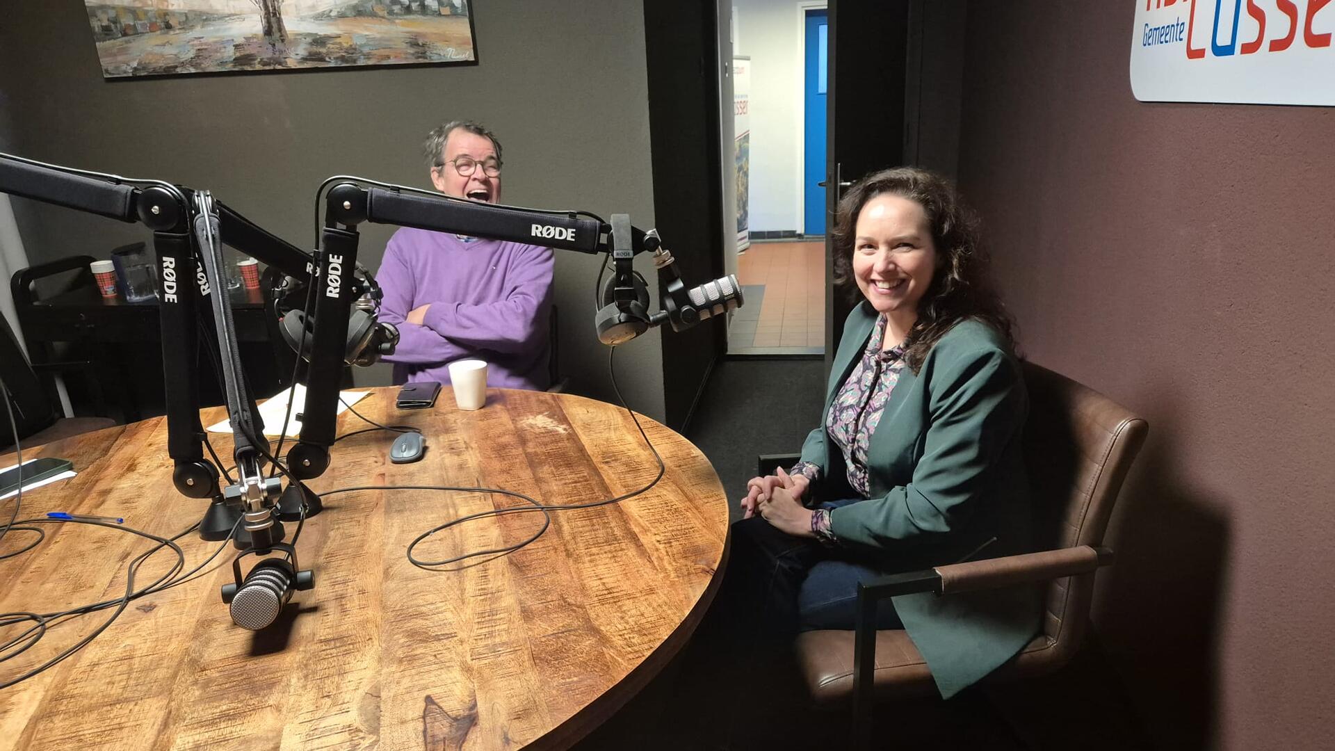 Noura Manders in de studio van podcast "Hallo Losser"