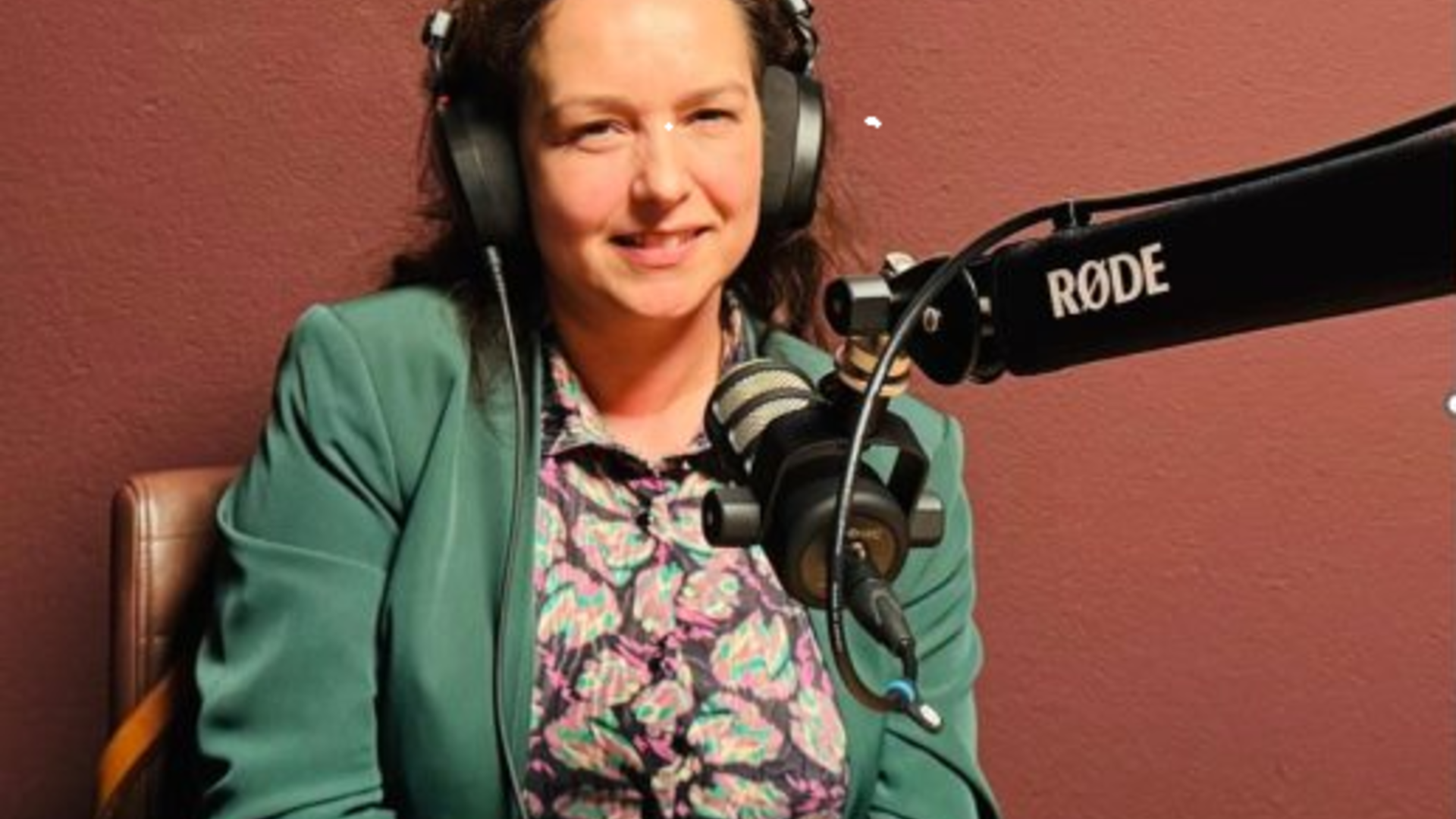 Noura Manders in de studio van podcast "Hallo Losser"