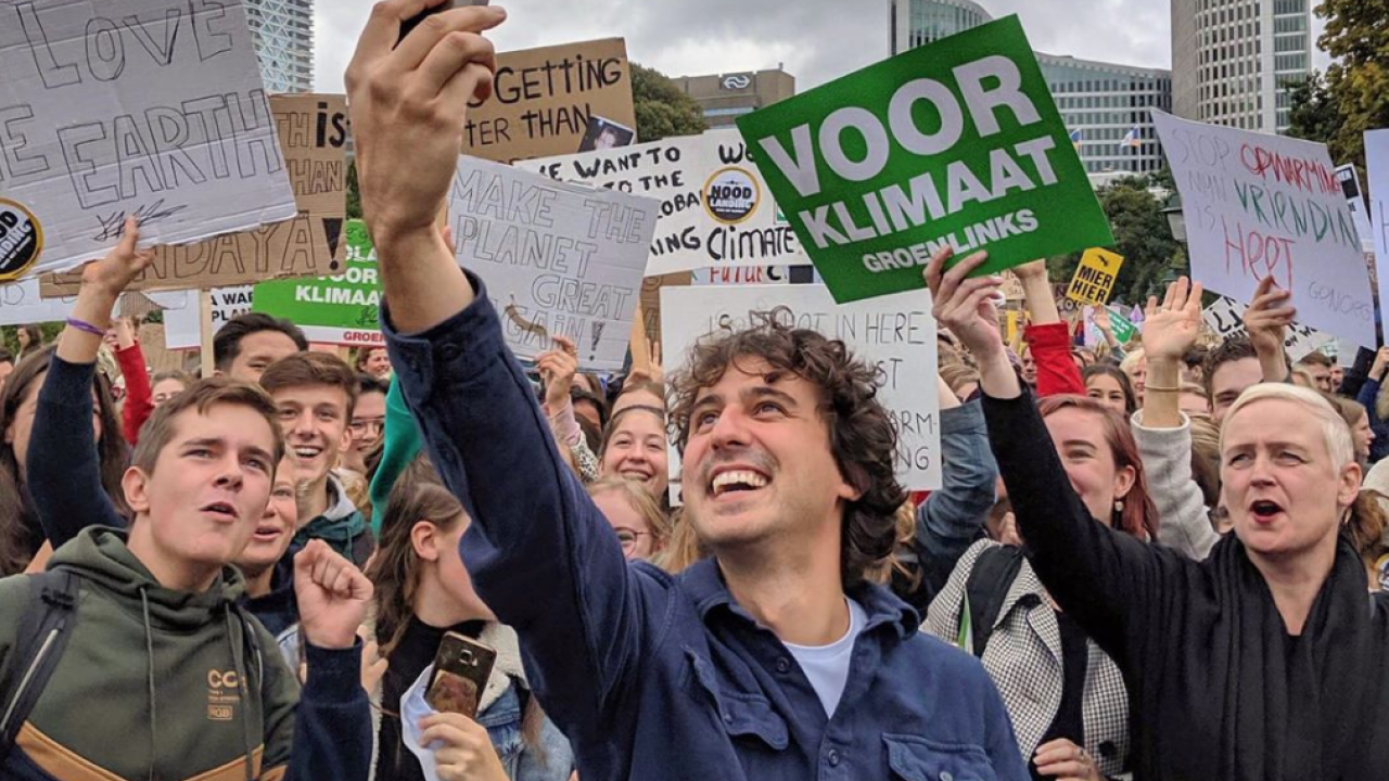 Jesse voor groep demonstranten