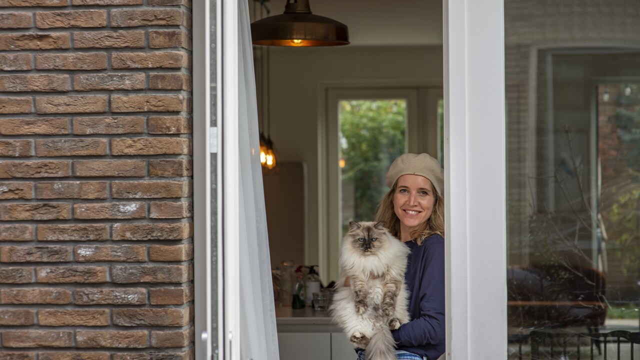 Persoon in woning met kat